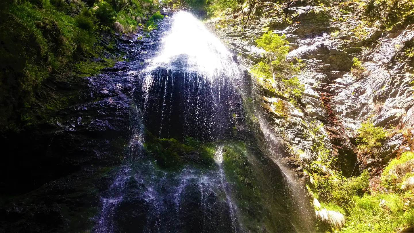 Значення води під час походу в гори.